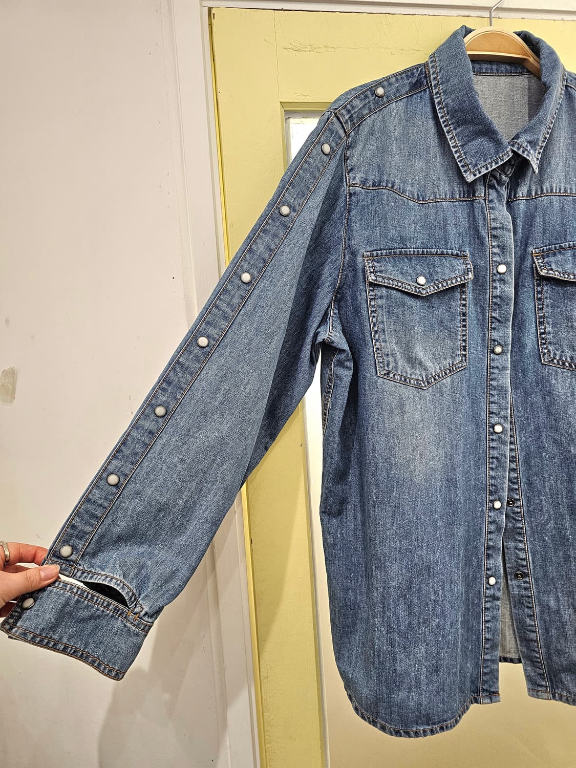 워싱 소매 절개 데님셔츠 상품이미지2