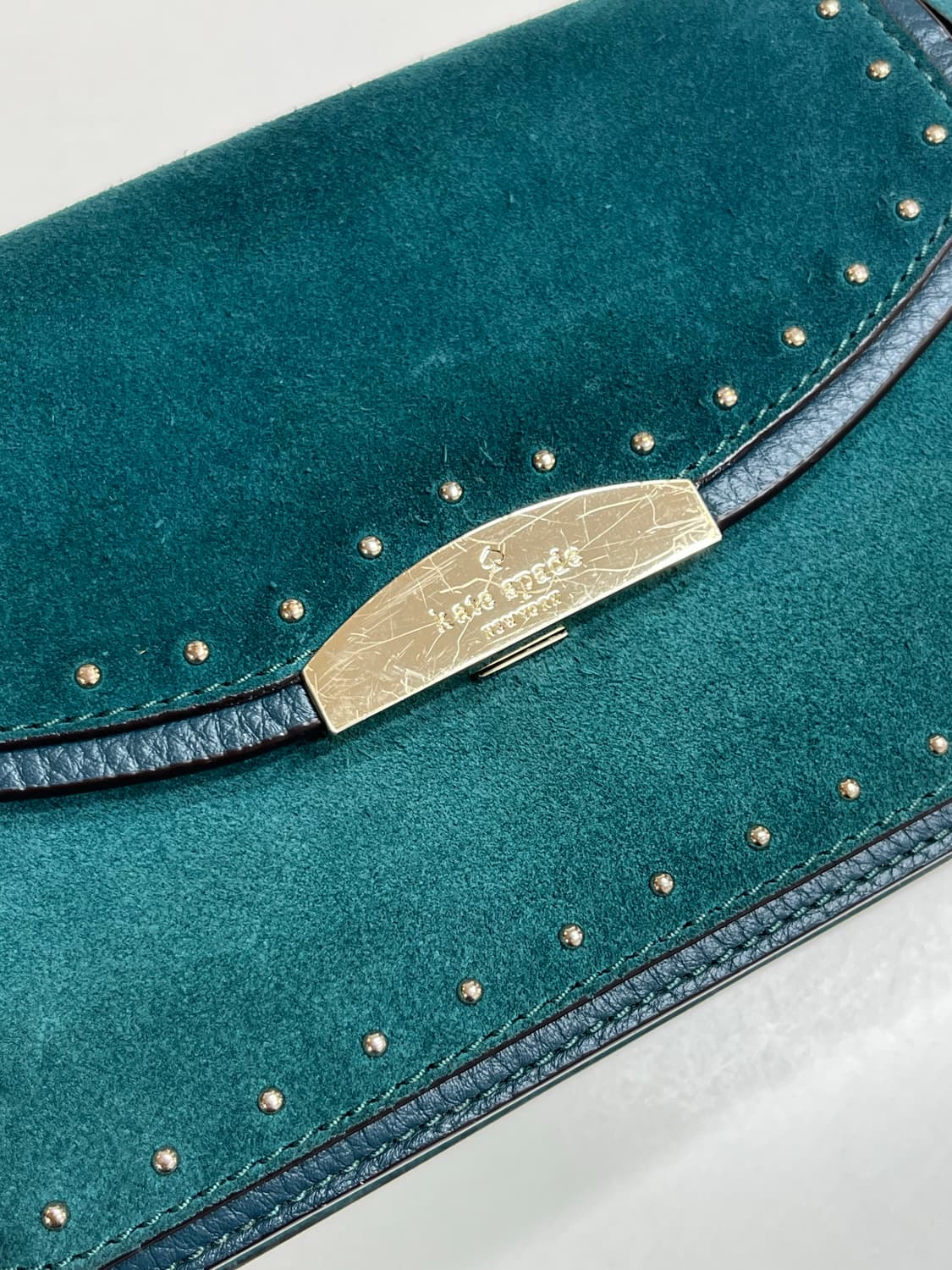 케이트스페이드 스터드 스웨이드 크로스백 상품이미지2