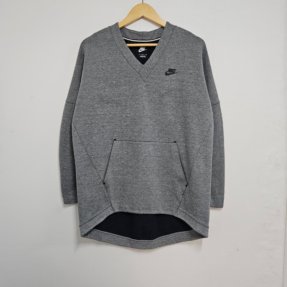 여성 L) 나이키 테크팩 브이넥 맨투맨 티셔츠 그레이 상품이미지1