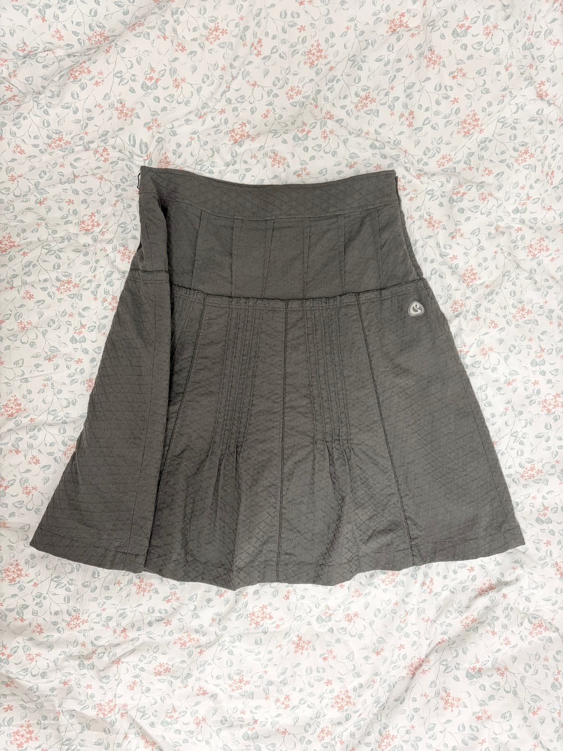 FLOWER PINTUCK SKIRT CHARCOAL 상품이미지1