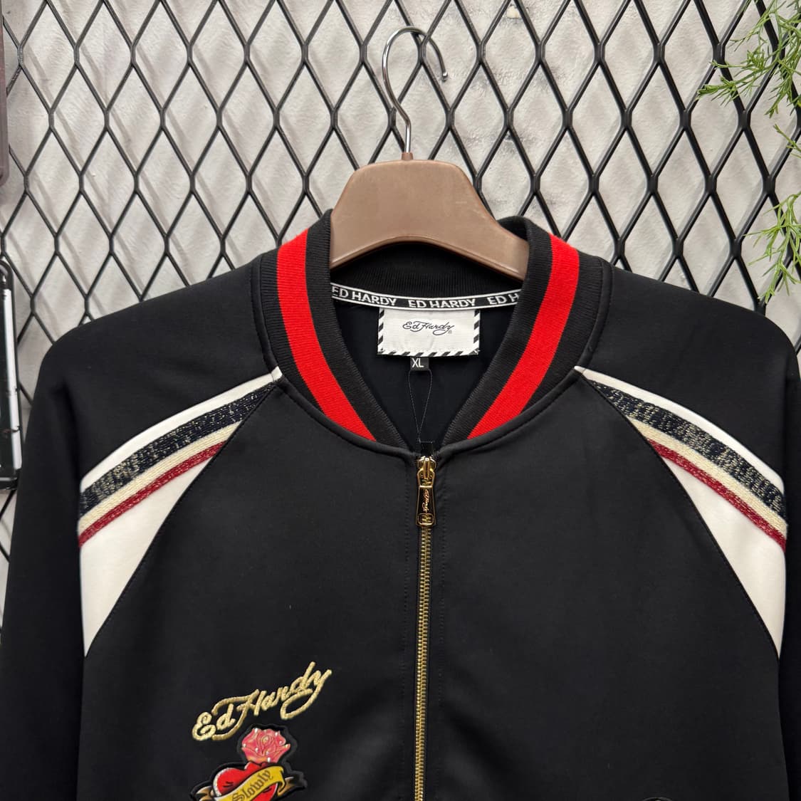 에드 하디 트랙 자켓 전면 타이거 크라운 자수 포인트 블랙 상품이미지3
