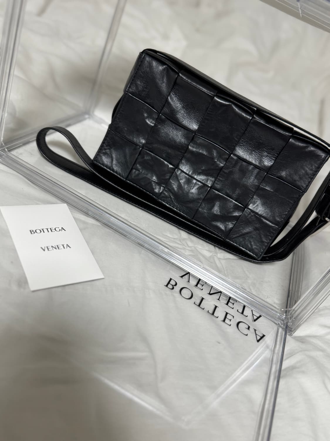 보테가 베네타 카세트백 유광레더 블랙 상품이미지3