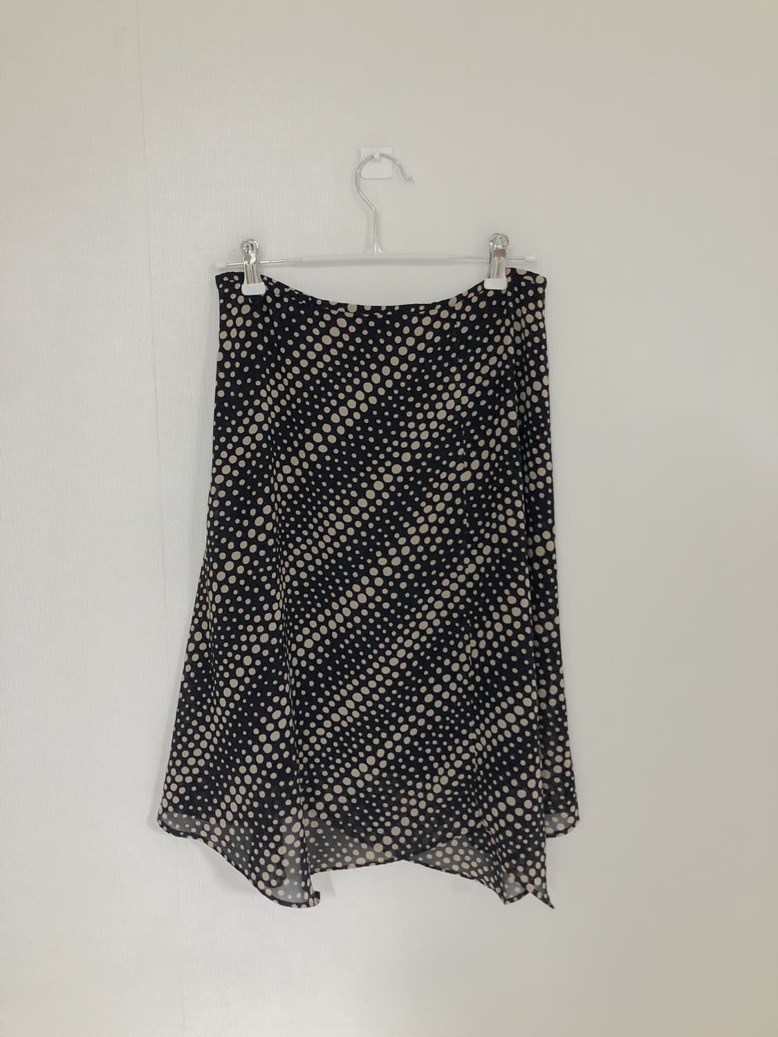 사선 도트 언발란스 미디 스커트 상품이미지2