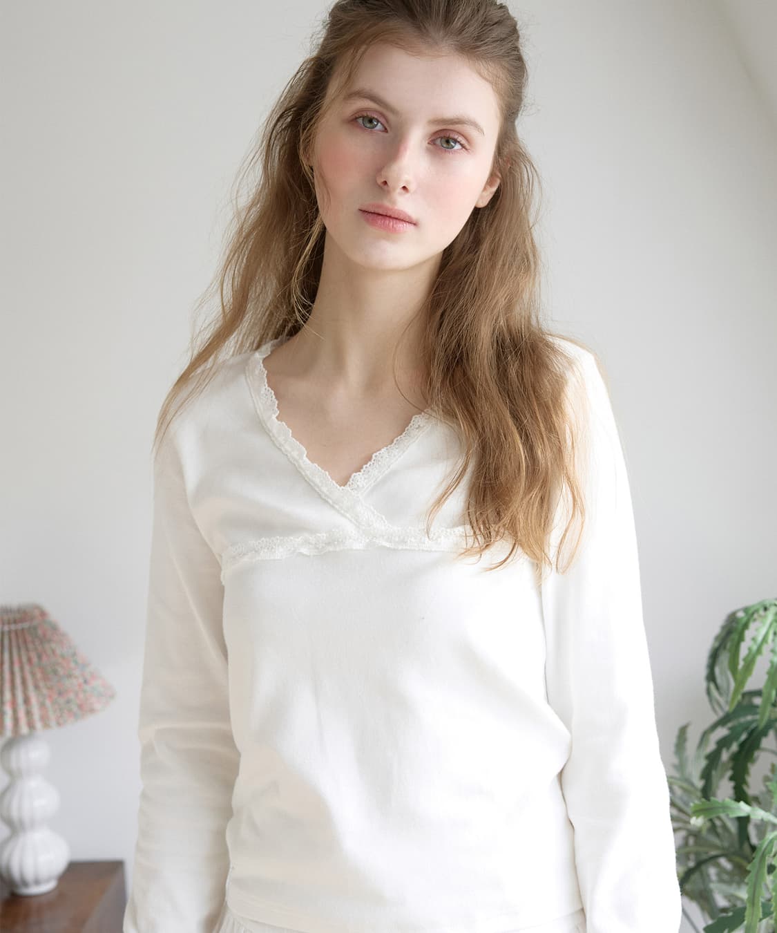 레터프롬문 V-Neck Lace Wrap T-Shirt ( White ) 상품이미지1