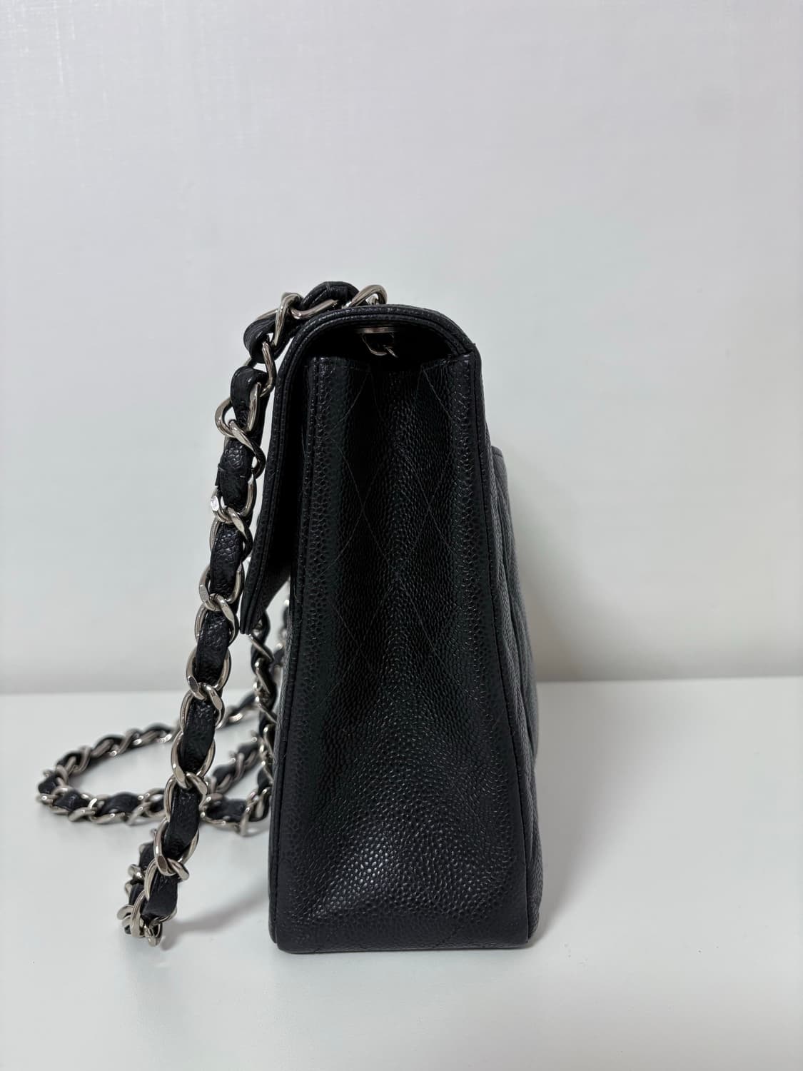 샤넬 클래식 캐비어 점보 숄더백 상품이미지4