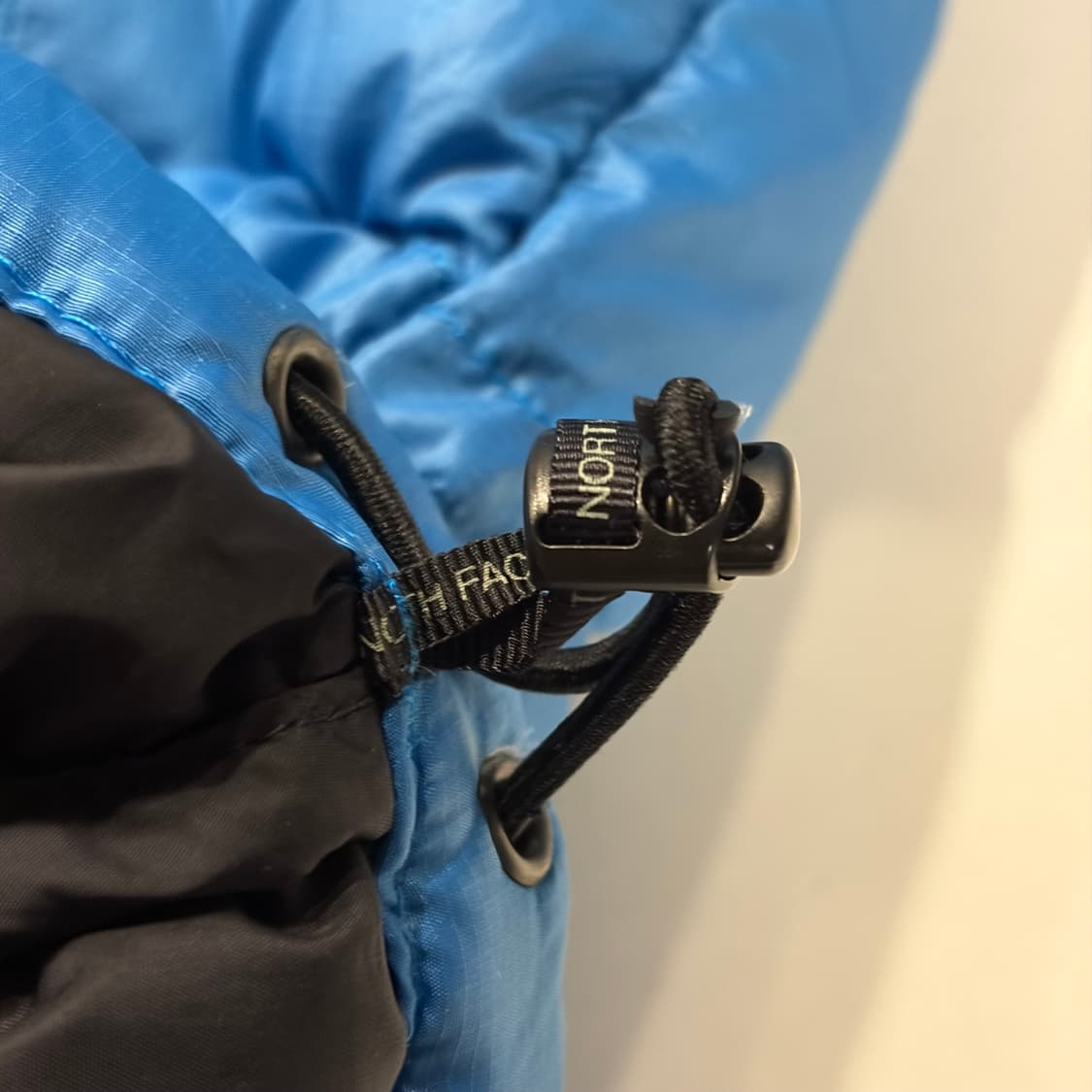 [90] 노스페이스 700 눕시 다운 패딩 블루/블랙 B768 상품이미지9