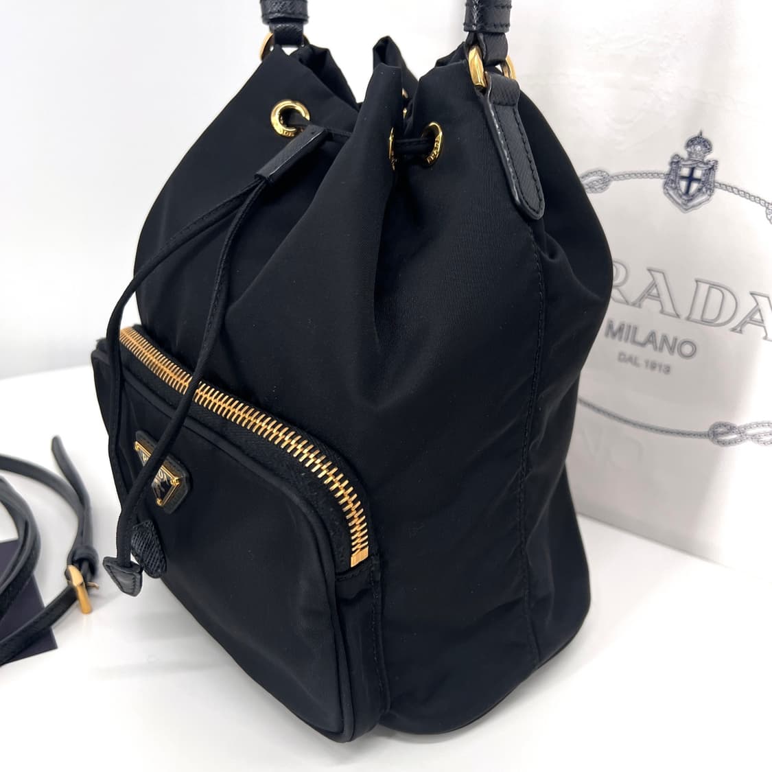 프라다 삼각로고 나일론 테수토 버킷백 블랙 상품이미지8