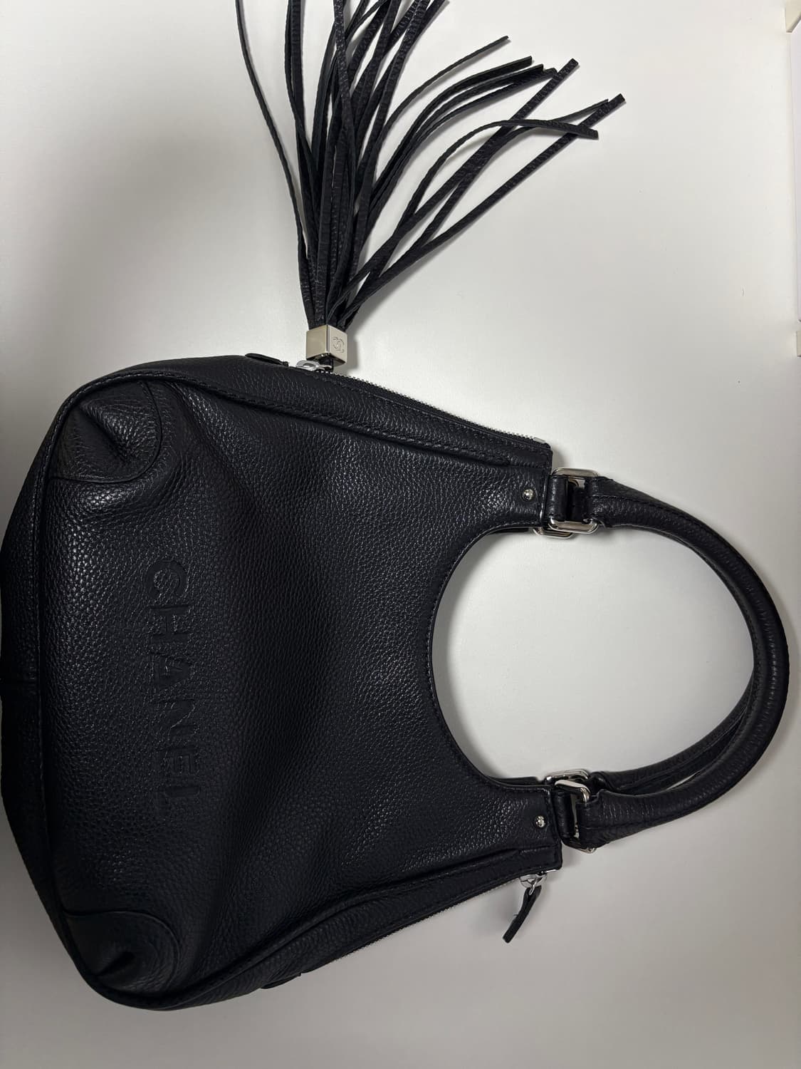 샤넬 블랙 레더 태슬 숄더백 상품이미지1