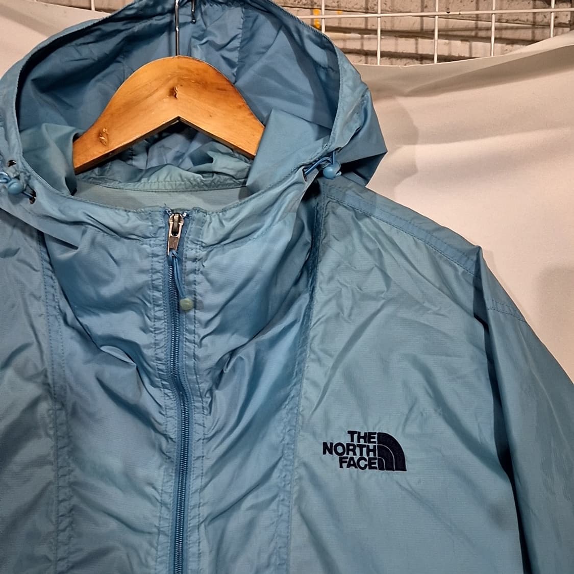 노스페이스 경량 후드 바람막이 상품이미지2