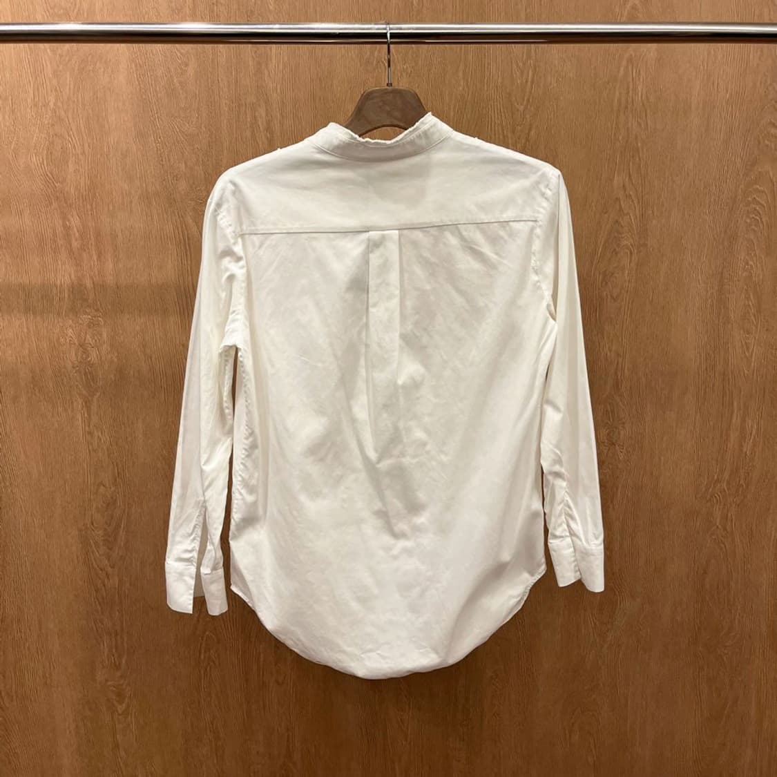 코스 코튼 셔츠 헨리넥 버튼 클로징 스퀘어 라인 절개 디테일 화이트 상품이미지3