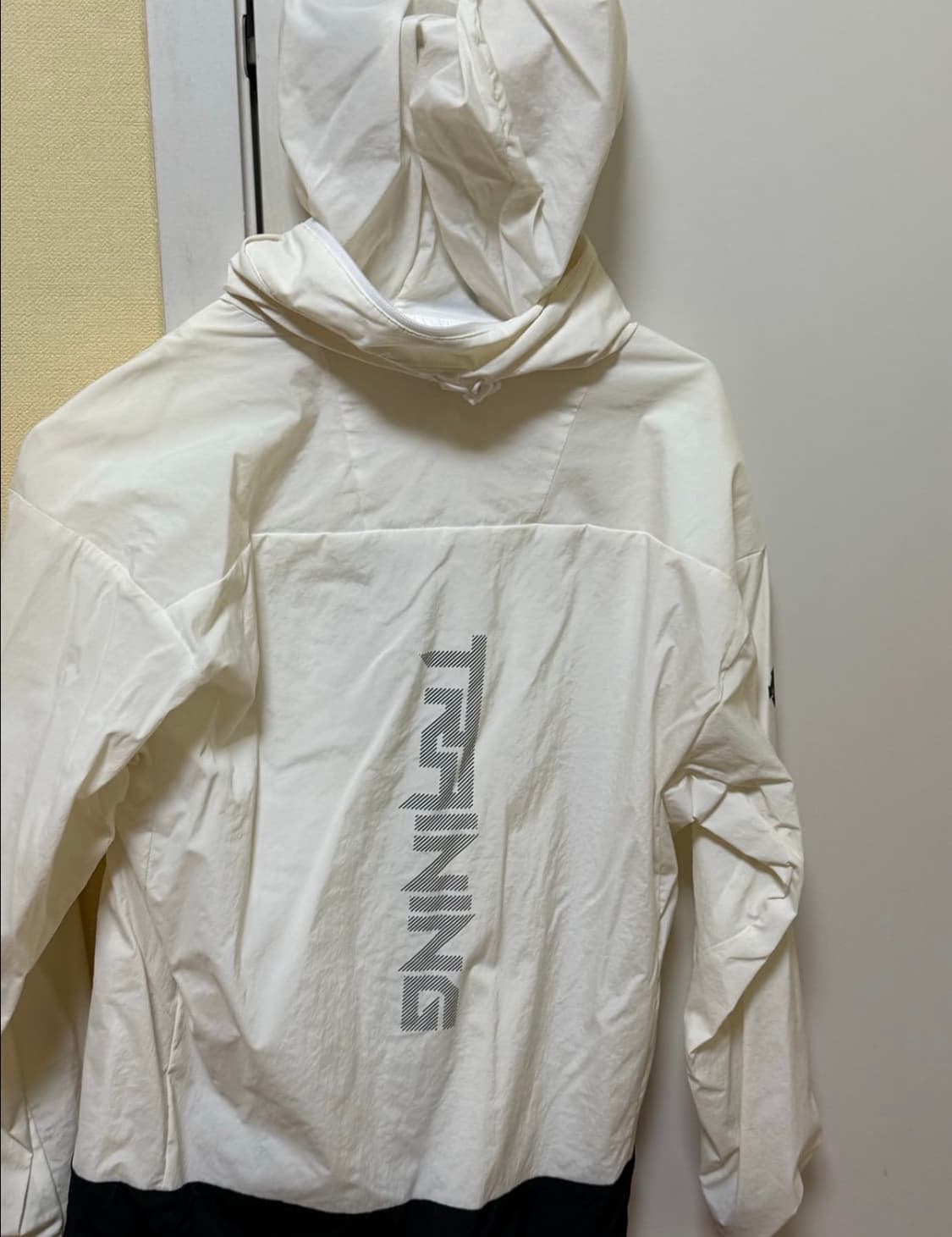 데상트 바람막이 화이트 블랙 상품이미지2