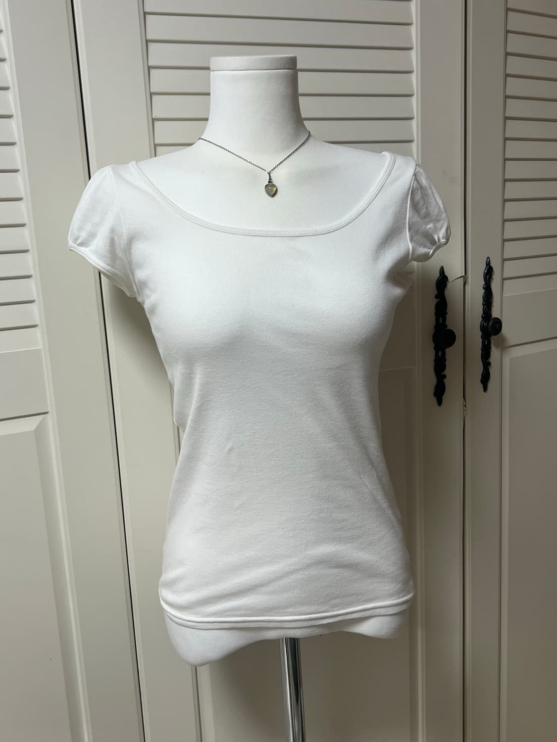 화이트 퍼프 유넥 티셔츠 페미닌 상품이미지1