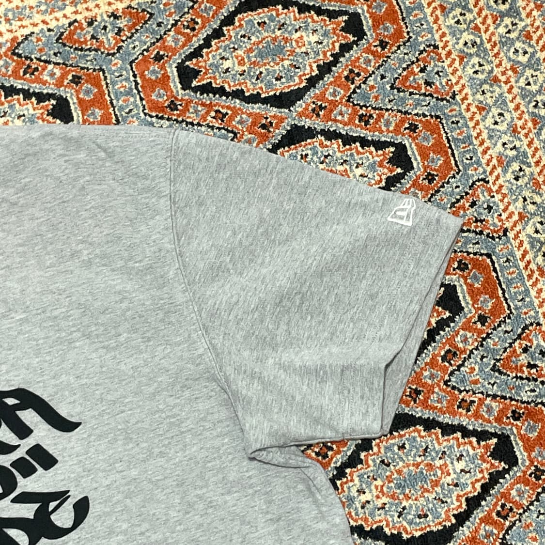 뉴에라 프린팅 그레이 반팔티셔츠 남성110 상품이미지3