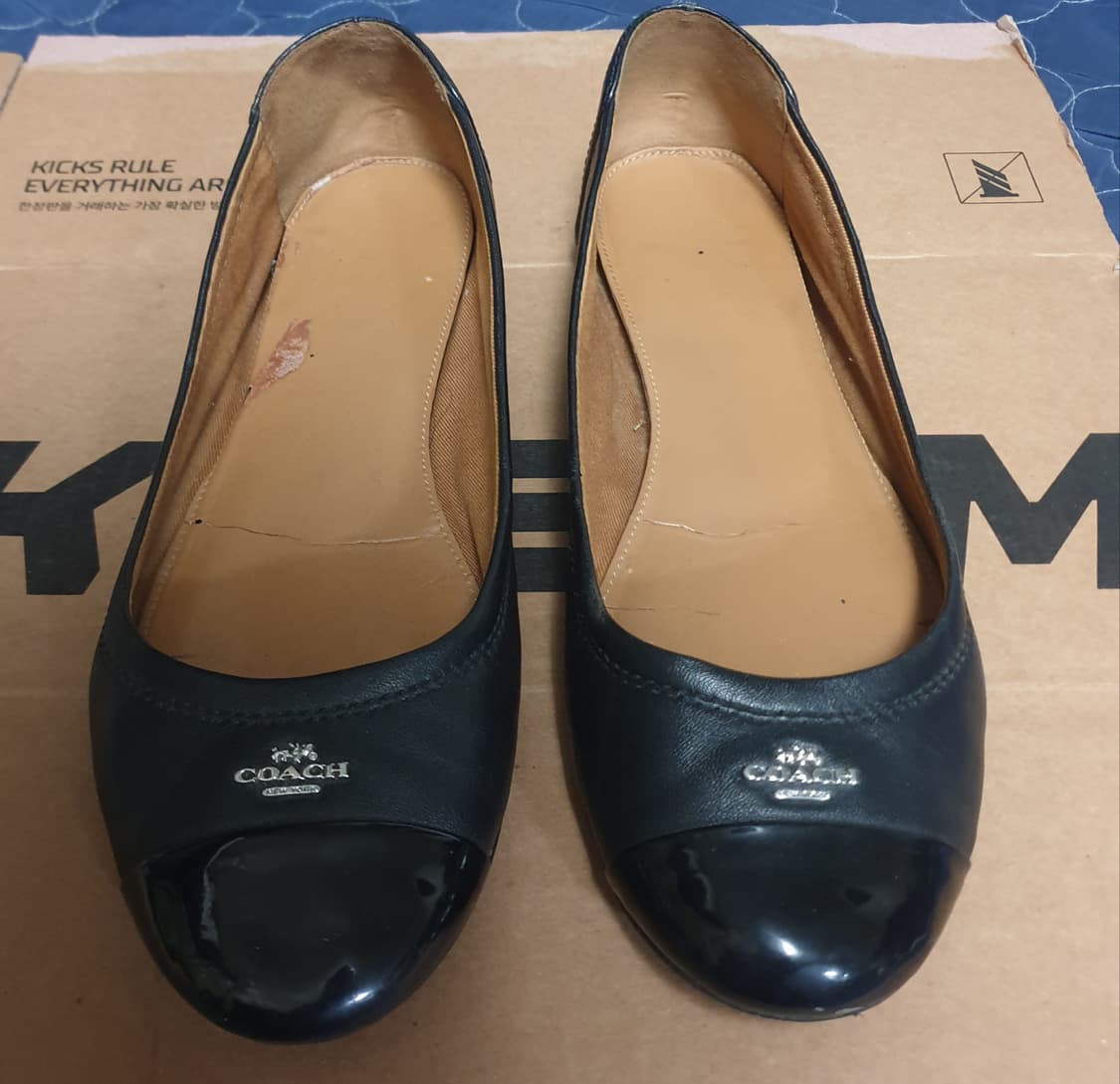 COACH 클래식 은장로고 레더 플랫슈즈 블랙 (245) 상품이미지1