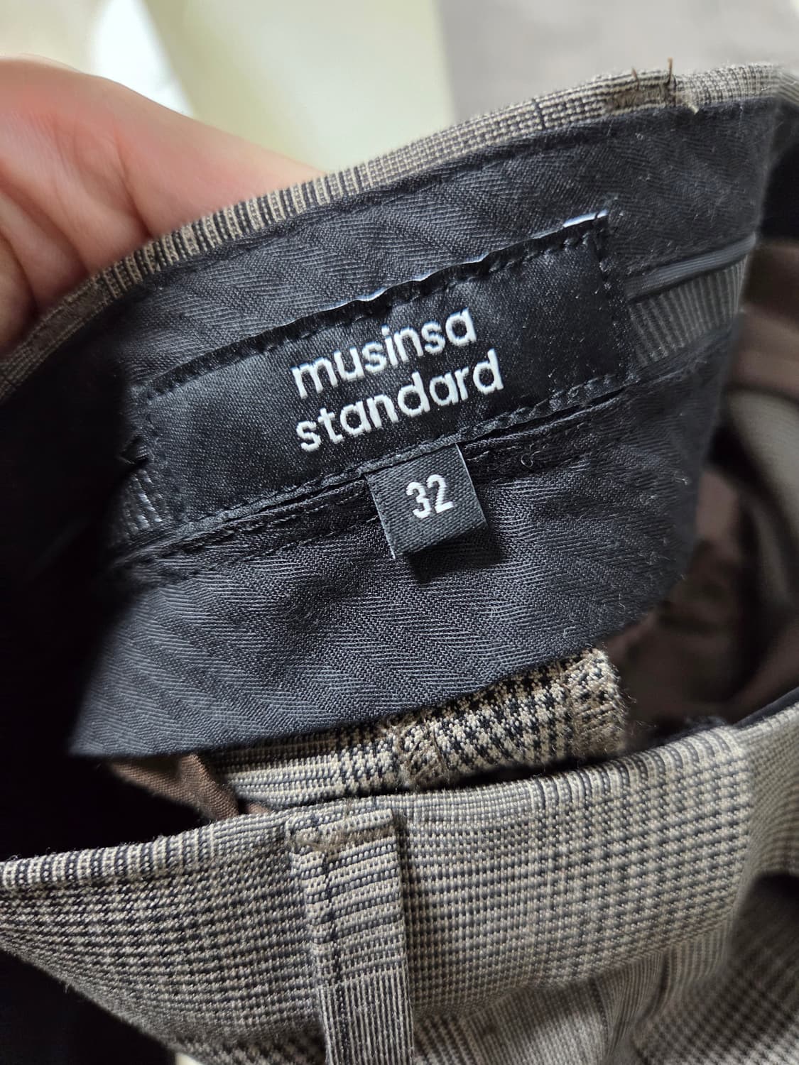 무신사스탠다드 글렌 체크 테이퍼드 히든 밴딩 크롭 슬랙스 다크 베이지 상품이미지3