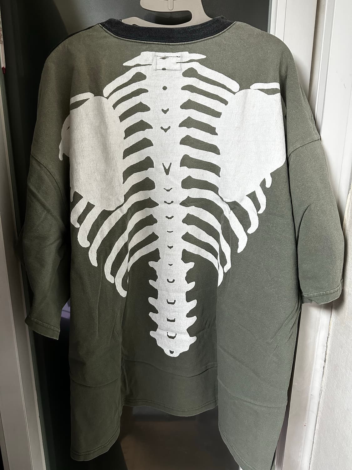 캐피탈 본 투톤 포켓 반팔티 블랙카키 상품이미지1