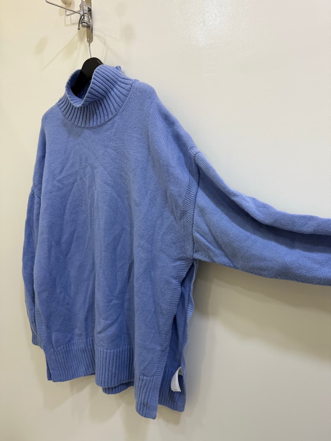 코스 옆절개 터틀넥 스웨터 정품 상품이미지2