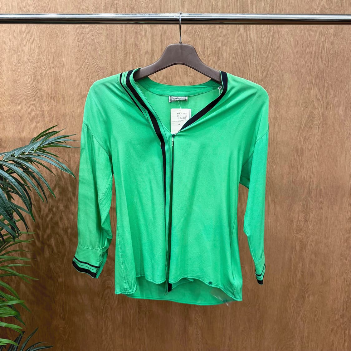 베르사체 브이넥 7부 실크 블라우스 넥라인 소매 배색 트리밍 디테일 그린 상품이미지1