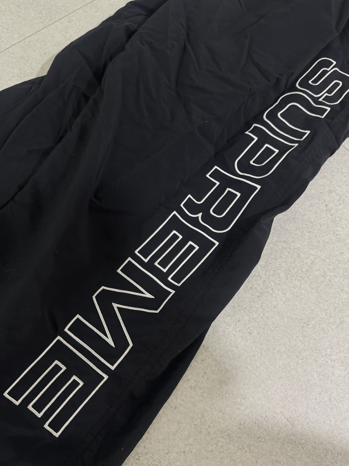 슈프림 스펠아웃 자수 트랙팬츠 블랙 상품이미지2