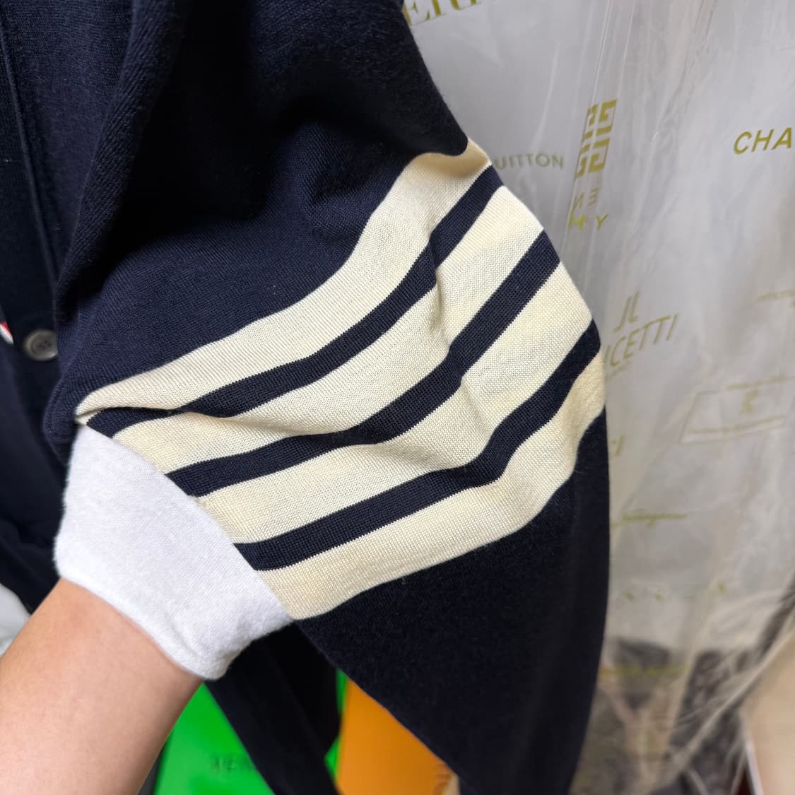 [4사이즈] 톰브라운 클래식 메리노 울 사선 가디건 네이비 상품이미지3