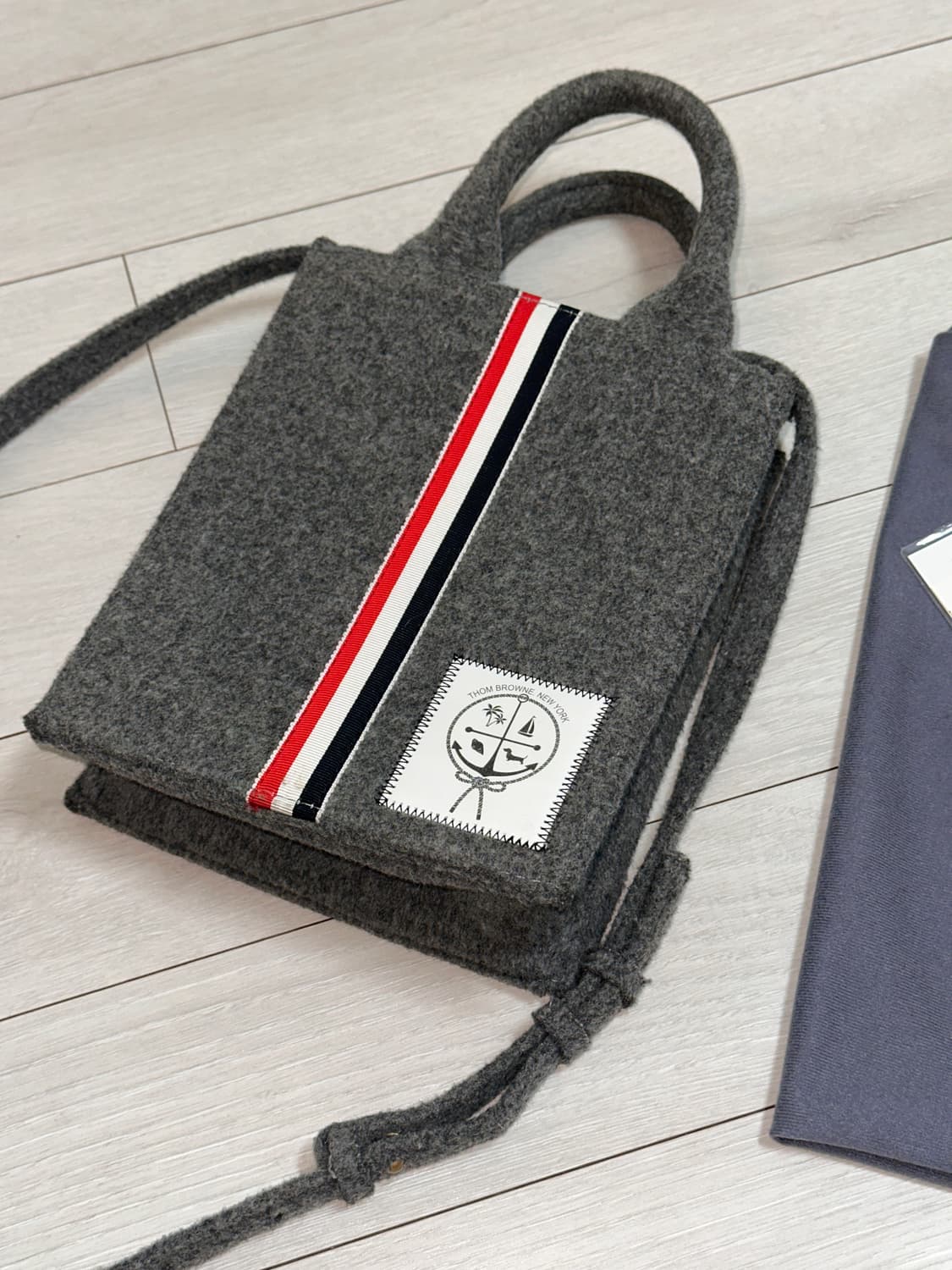 톰브라운 성수팝업 토트백 S 스몰 사이즈 상품이미지2