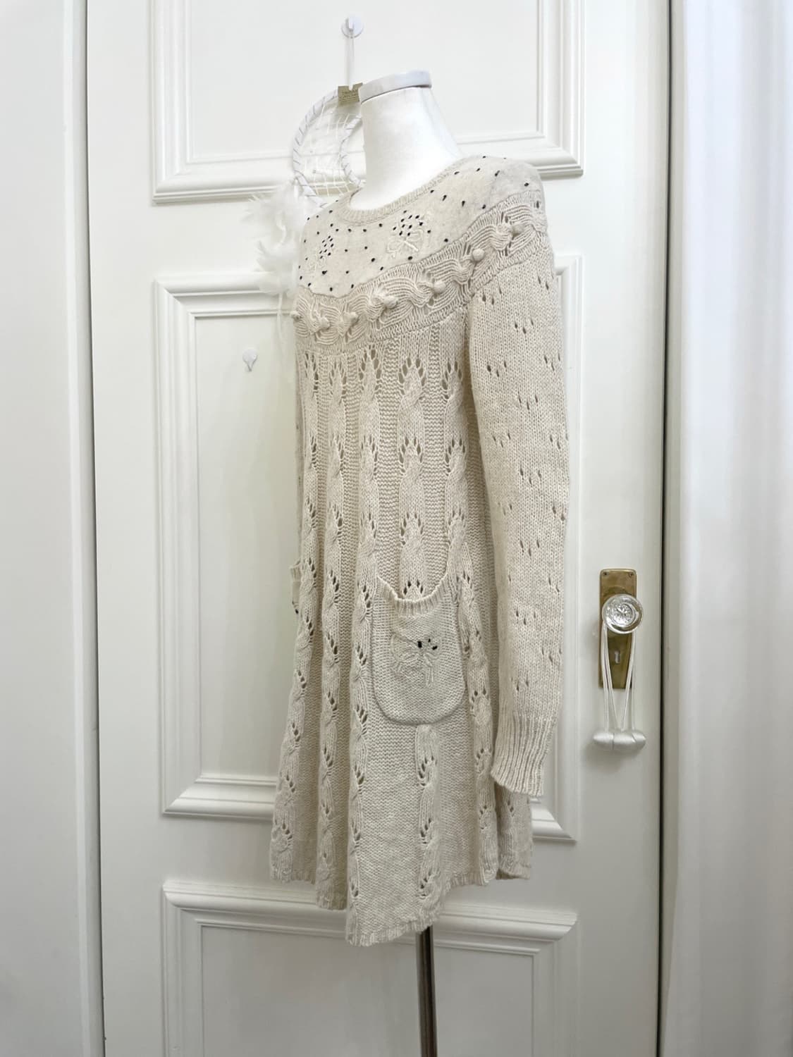 ivory embroidery point twist pocket swea 상품이미지2