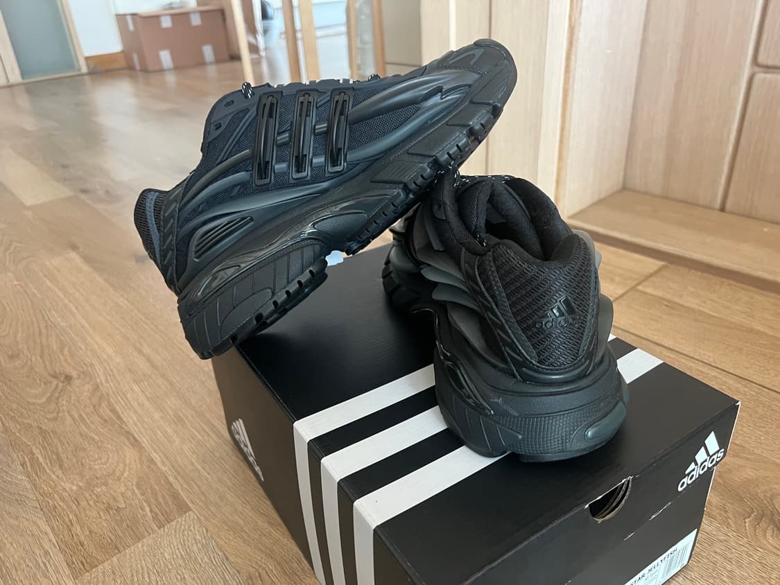 250)새상품 아디다스X퍼렐 윌리엄스 아디스타 젤리피쉬 트리플 블랙 상품이미지5