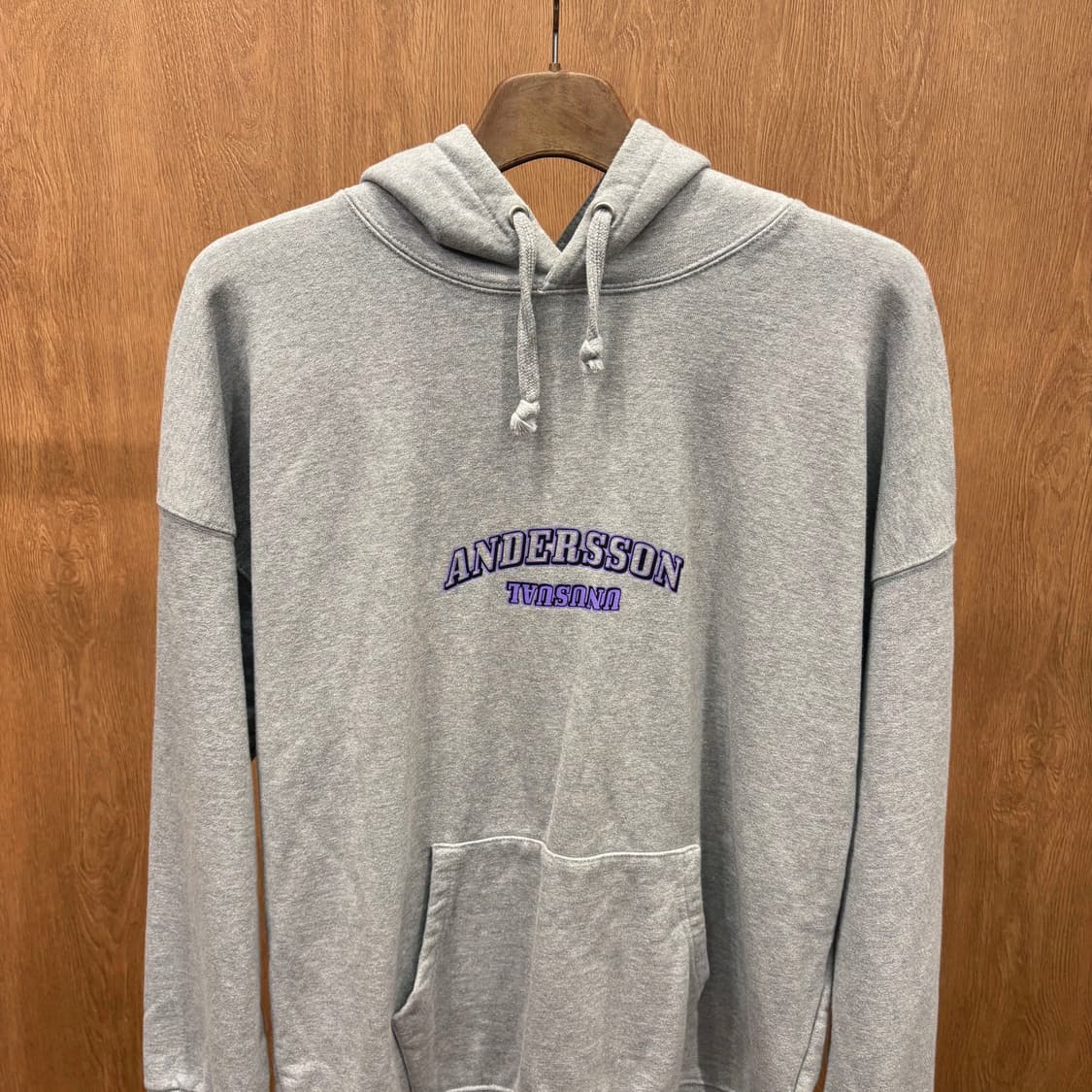 앤더슨벨 후드티 로고 그래픽 프린팅 드로우 스트링 디테일 레귤러핏 그레이 상품이미지4