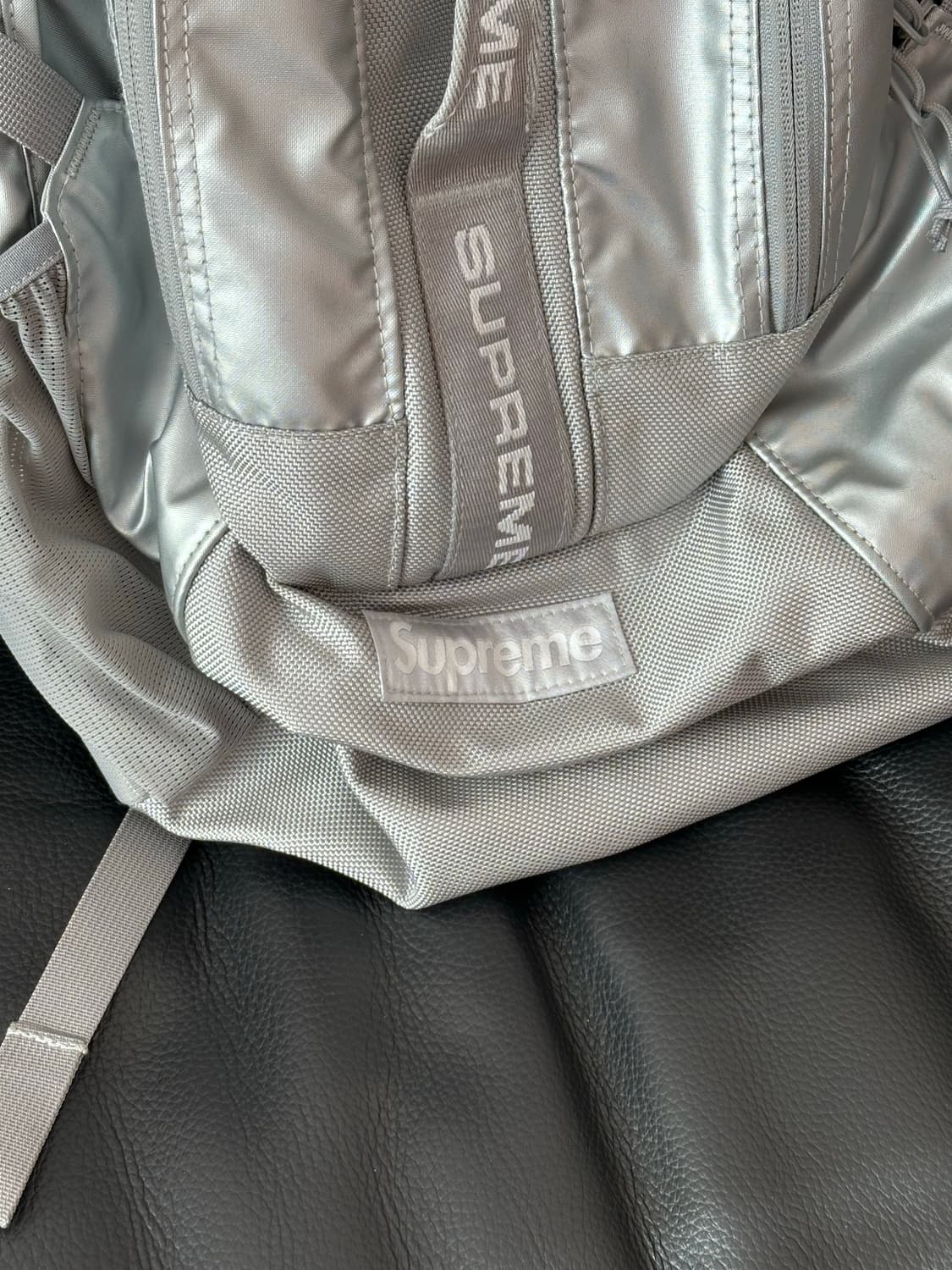 슈프림 22fw 백팩 실버컬러 상태 굿 상품이미지2