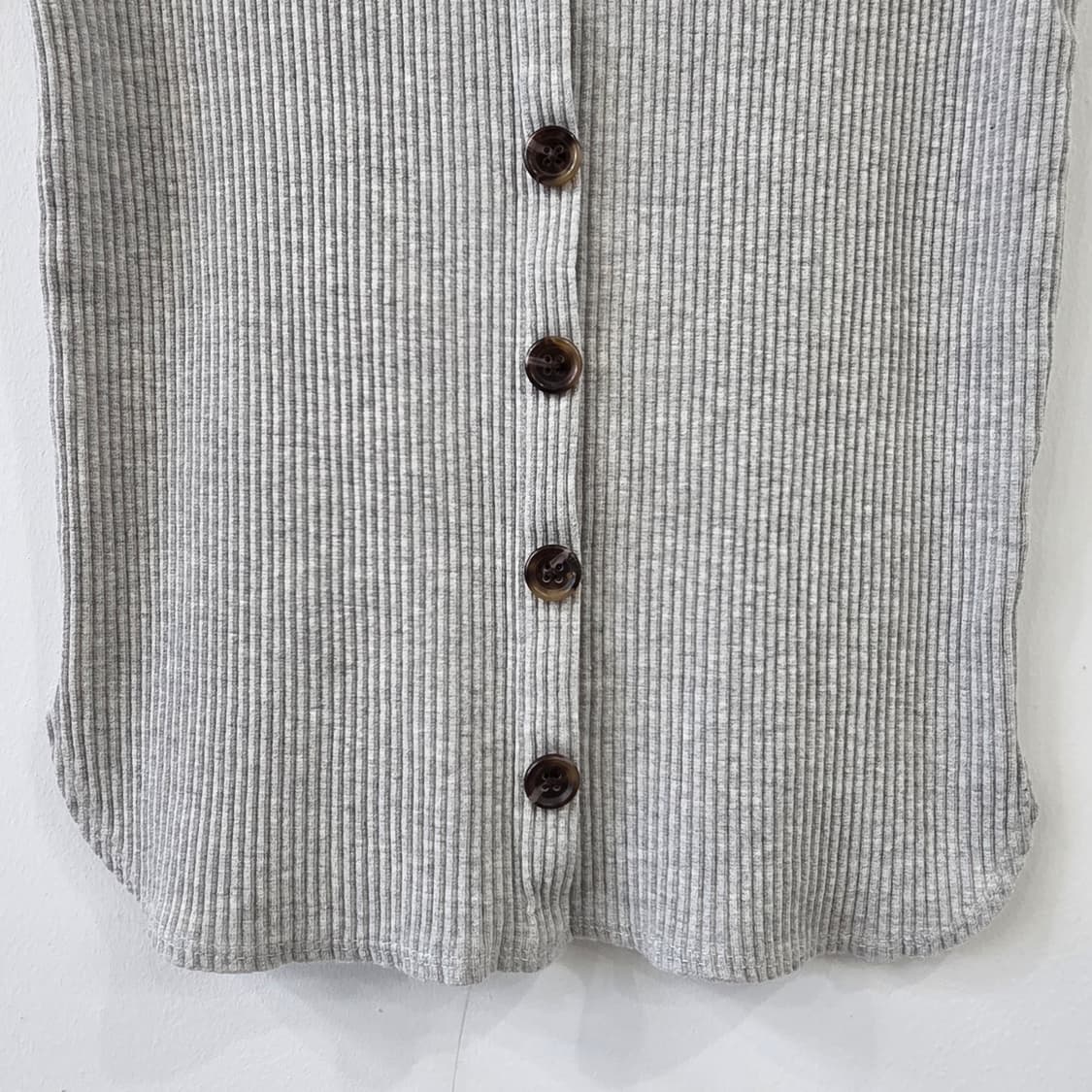 GU 그레이 버튼 포인트 골지 슬림 나시 상품이미지4