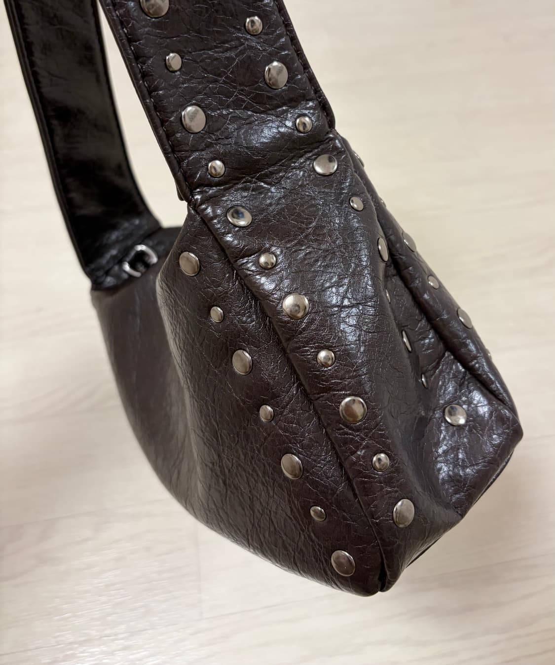 브라운 스터드 숄더백 상품이미지2