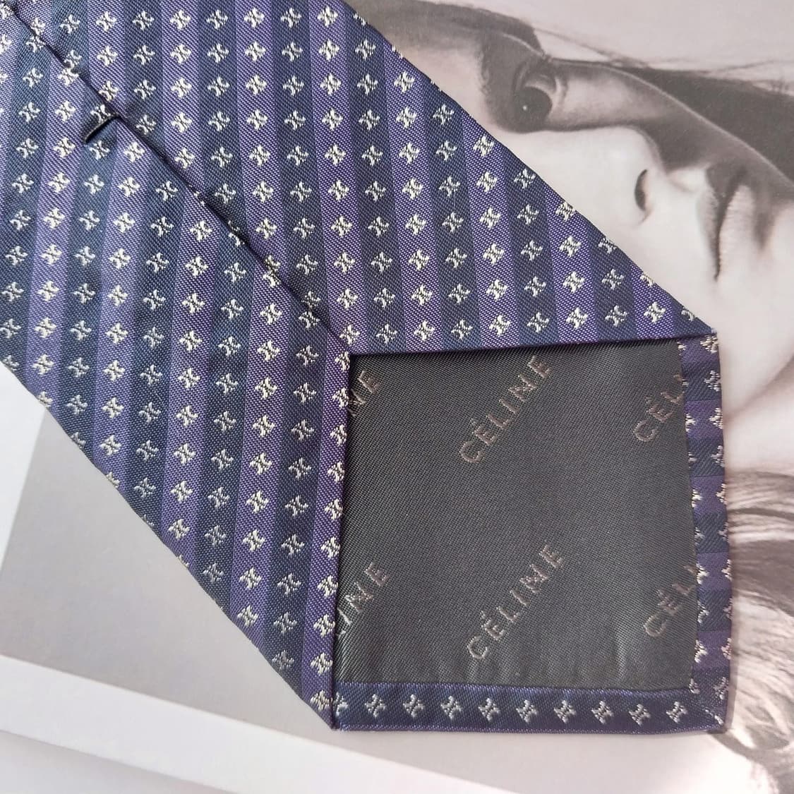 셀린느 실크 네이비 트리오페 패턴 넥타이 8.3cm A+등급 K2266
 상품이미지7