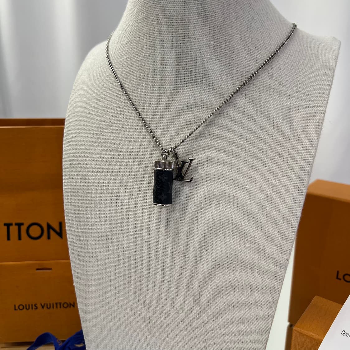 루이비통 모노그램 이클립스 참스 목걸이 상품이미지2