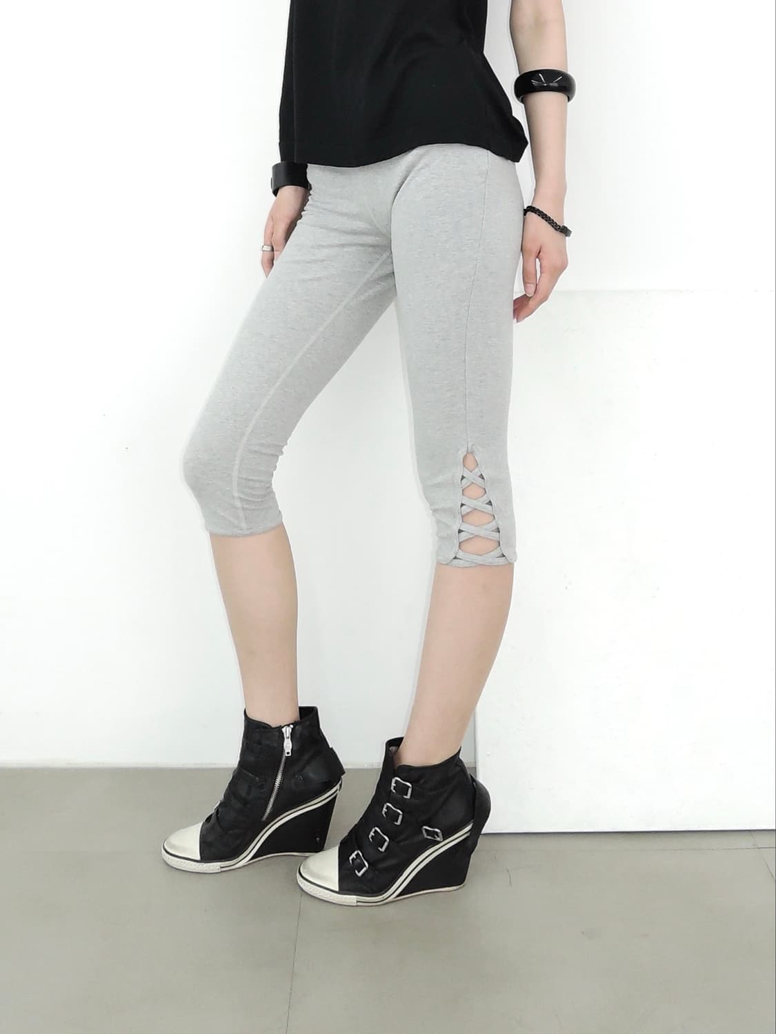 Criss Cross Lattice Capri Leggings 상품이미지1