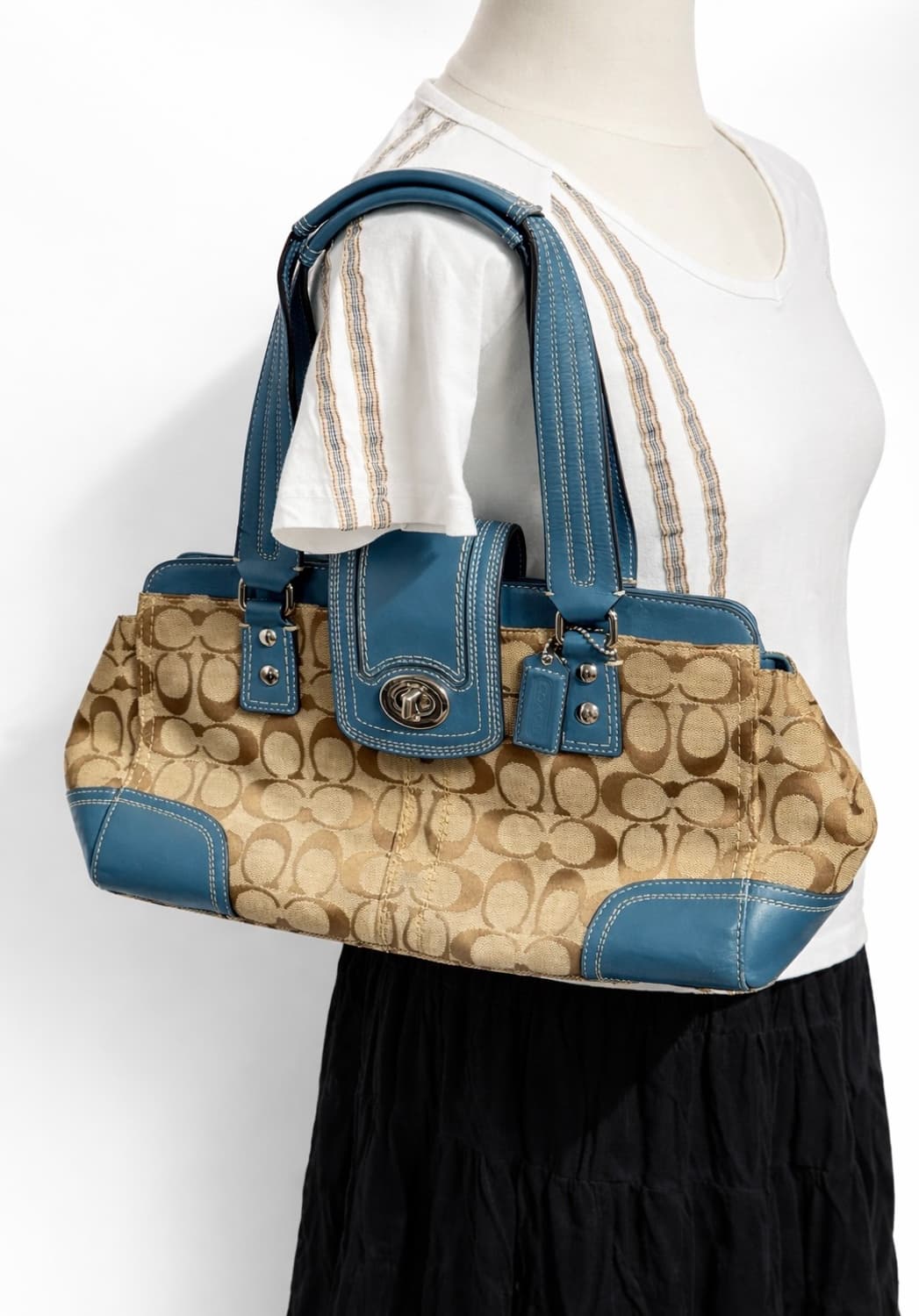 마지막 할인 코치 y2k 시그니처라인 자카드 블루 레더 숄더백 상품이미지1