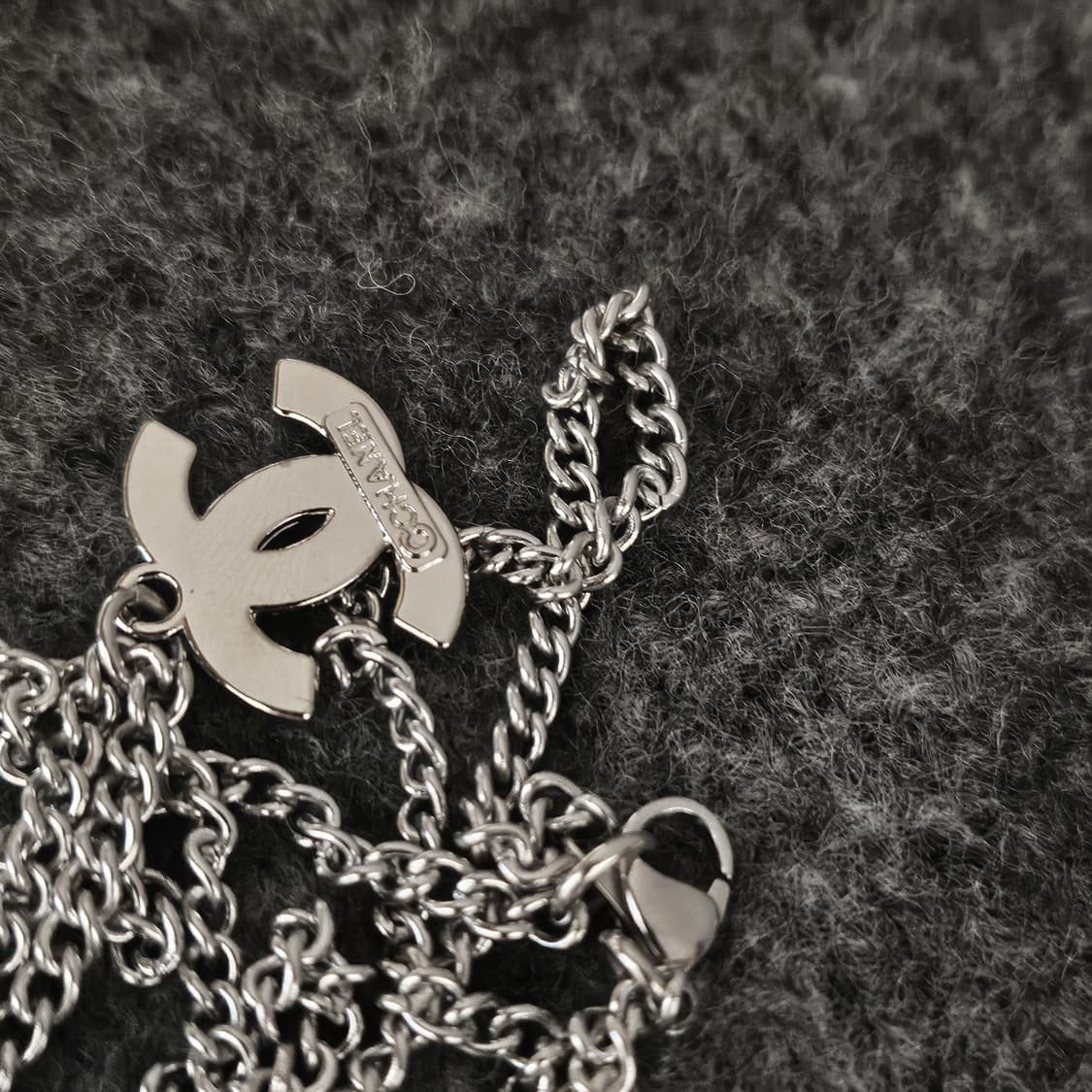 553 샤넬 블랙 CC로고 빈티지 업사이클링 남자 써지컬 목걸이 상품이미지4