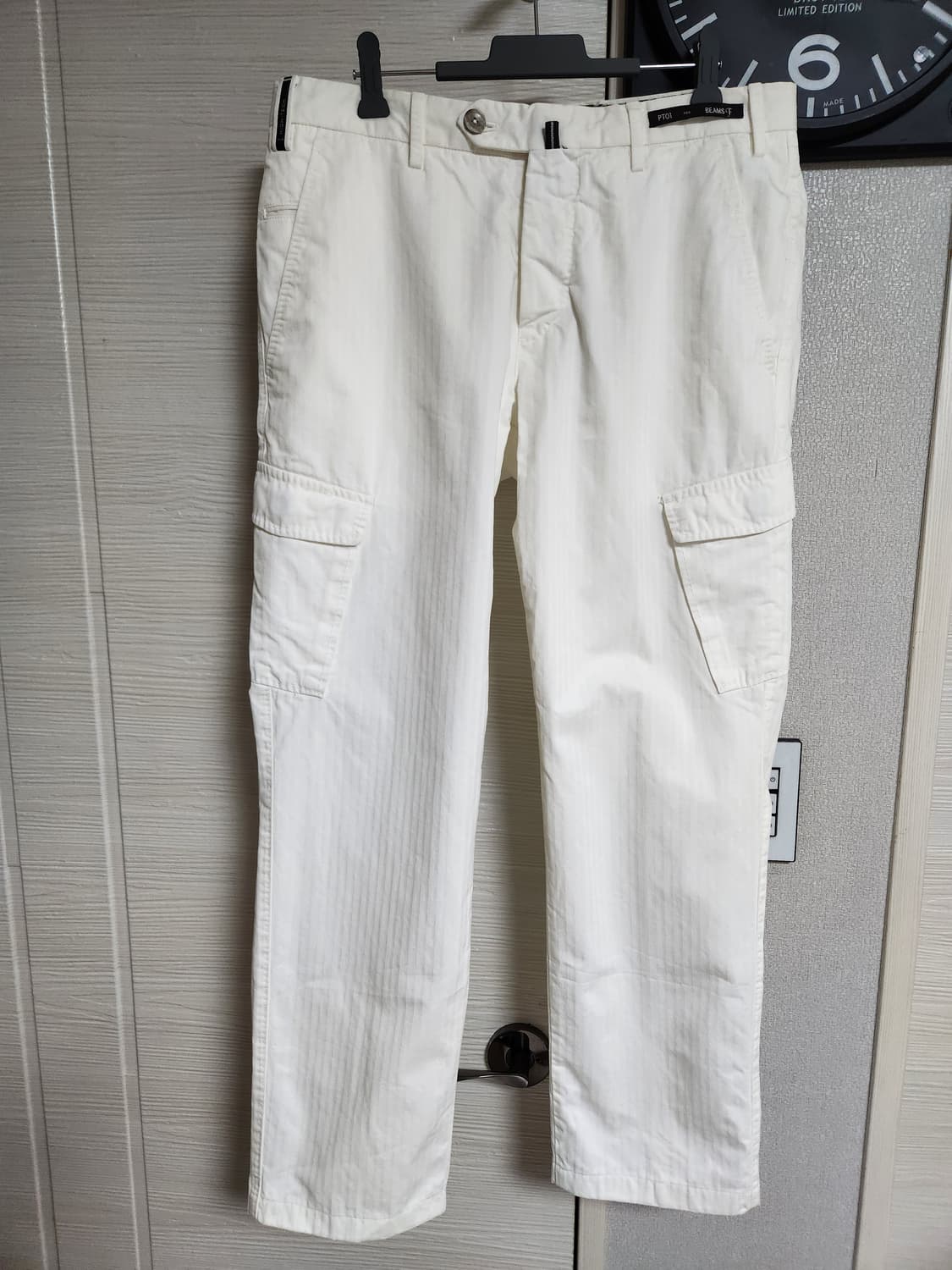 PT01 x BEAMS 콜라보 화이트 헤링본 코튼 카고 팬츠 상품이미지1