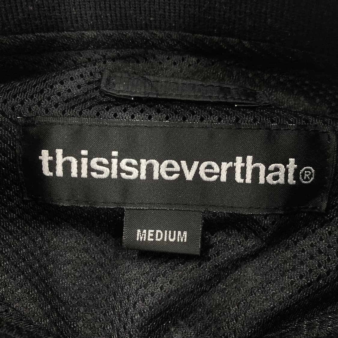 디스이즈네버댓 블랙 컬러 스펠아웃 바람막이 상품이미지5