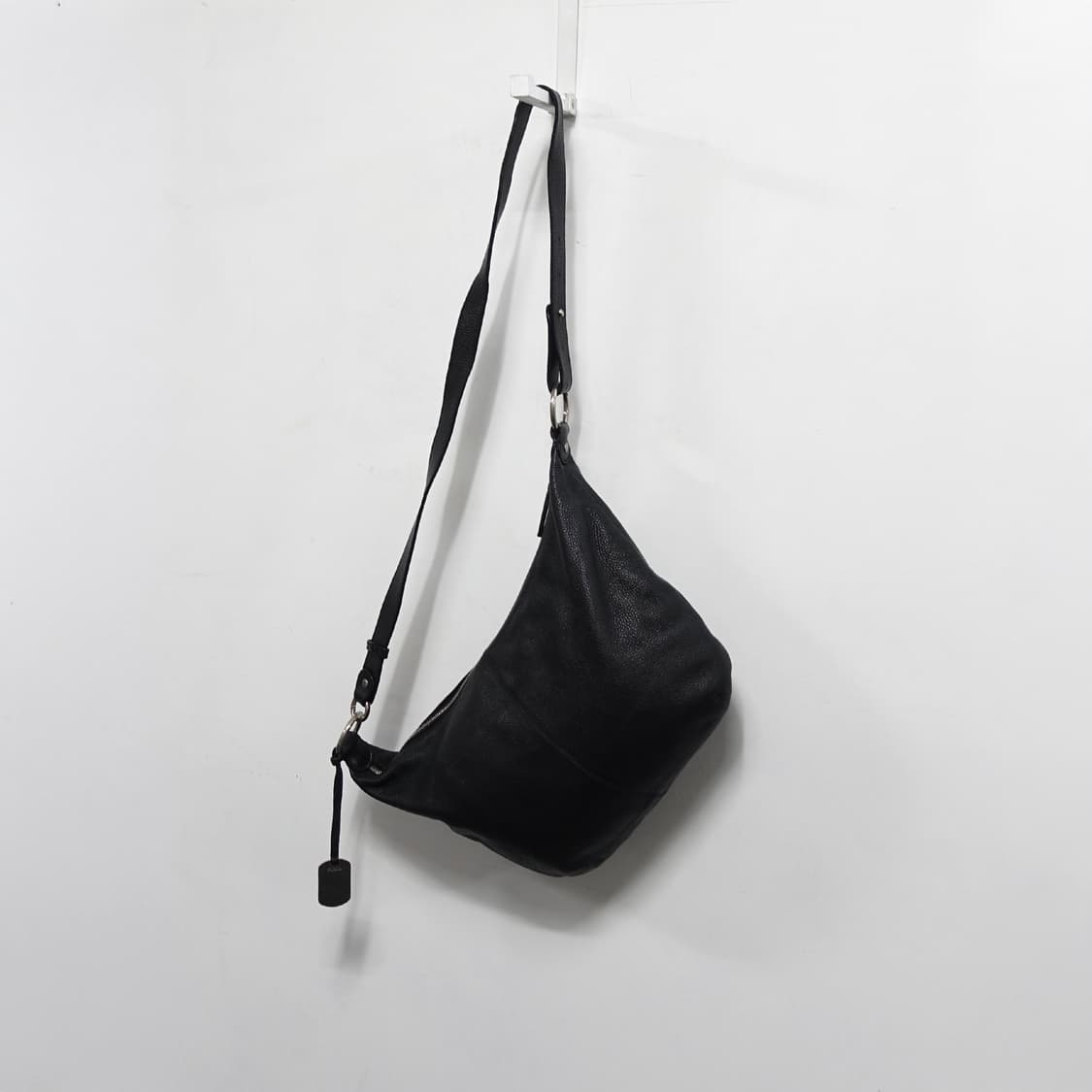 FURLA  훌라 아티잔 스타일 제뉴인레더 메탈 벨트 레더 크로스백 상품이미지4