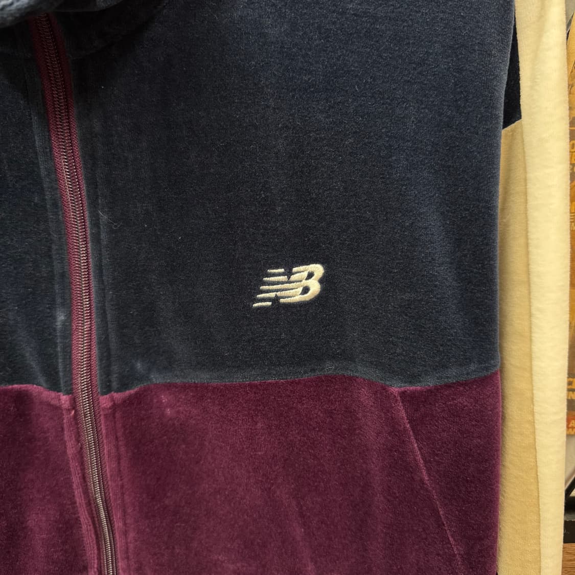 뉴발란스 아노락 벨벳 트랙 자켓 전면 로고 포인트 퍼플 네이비 상품이미지5