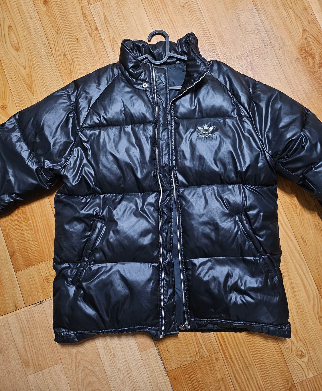 아디다스 블랙 유광 패딩 상품이미지1