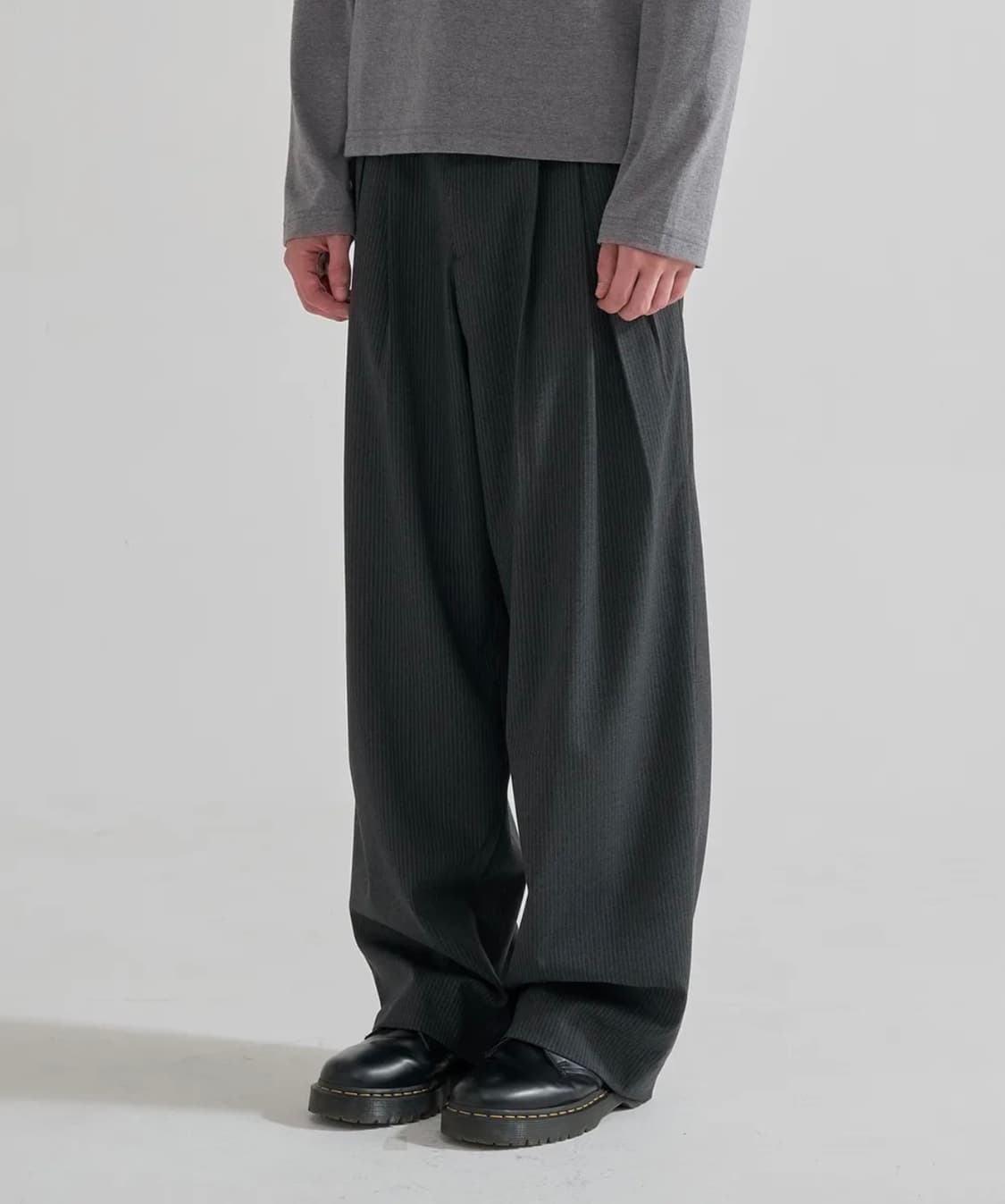 주앙옴므 핀 스트라이프 매드플리츠 와이드 트라우저 (차콜) (S사이즈) 상품이미지3