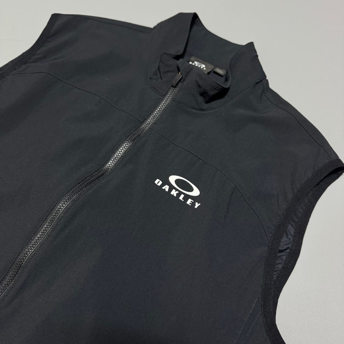 오클리(OAKLEY) 블랙 서클로고 나일론 폴리에스터 하이넥 집업 베스트 상품이미지4