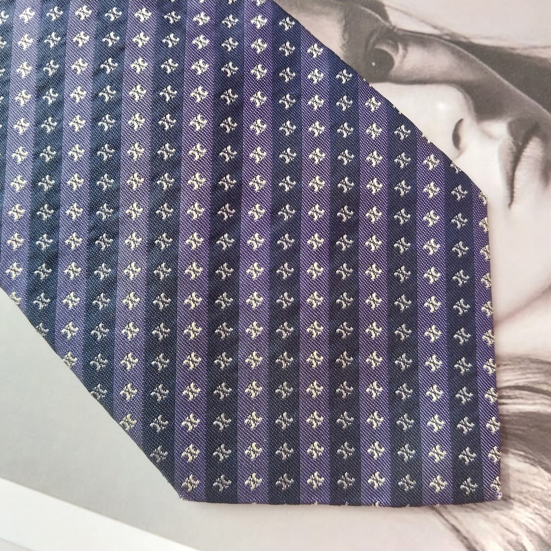 셀린느 실크 네이비 트리오페 패턴 넥타이 8.3cm A+등급 K2266
 상품이미지6