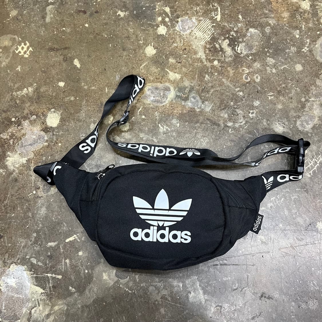 아디다스 트레포일 로고 힙색 슬링백 가방 메신저백 남녀공용 상품이미지1