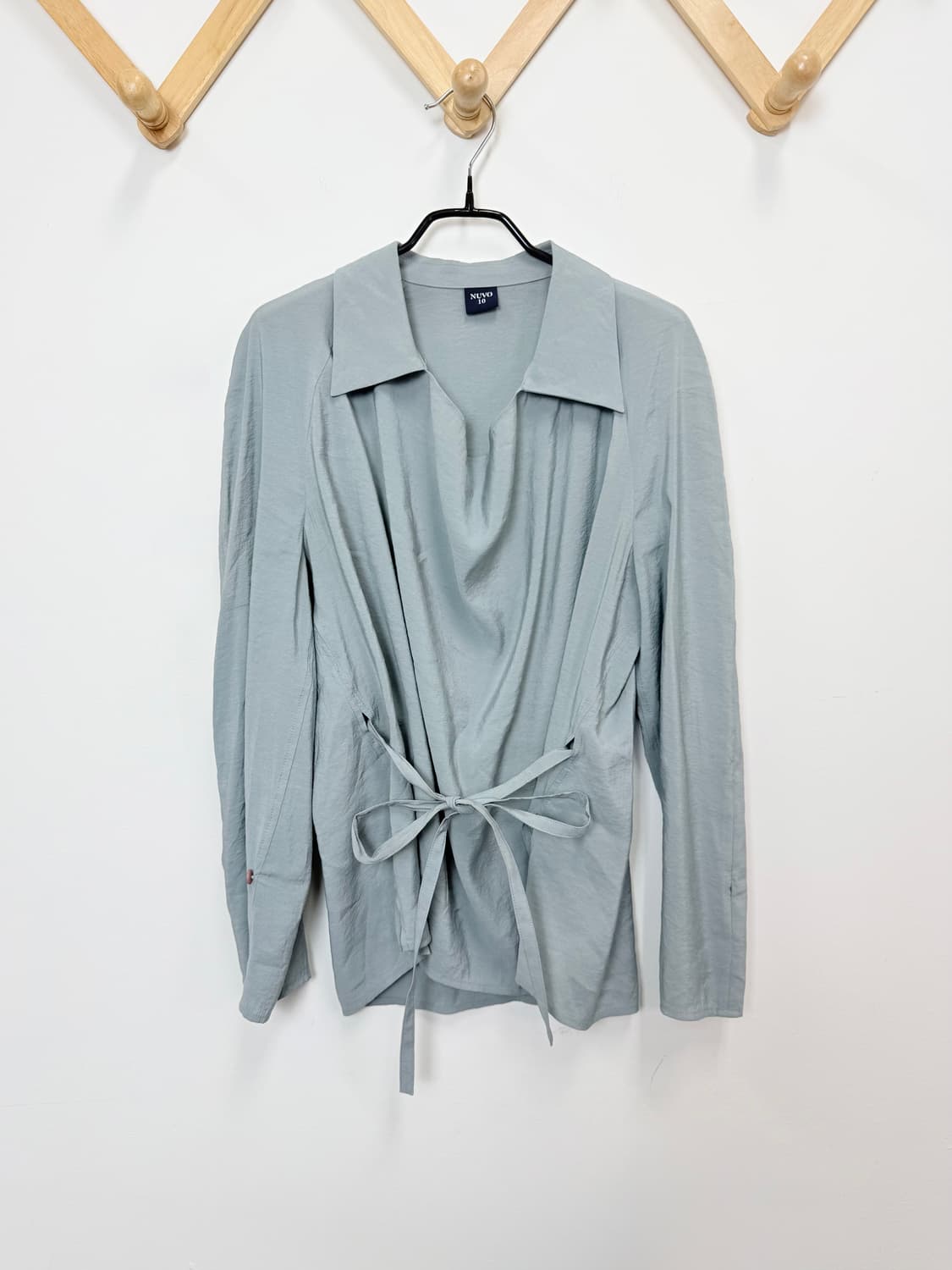 누보텐 코울넥 벨트 블라우스 상품이미지4