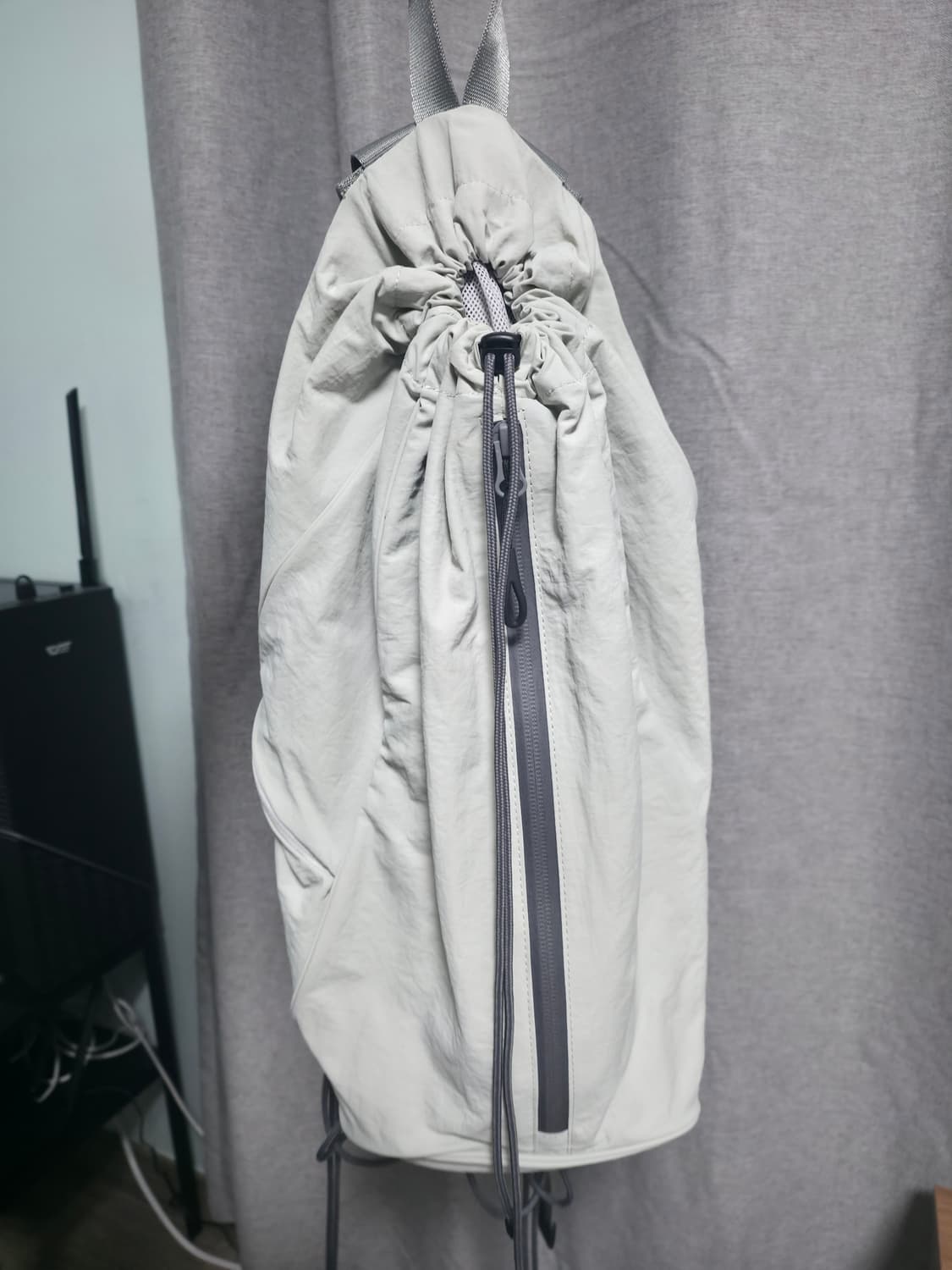 해칭룸 스트링 나일론 백팩 그레이 상품이미지1