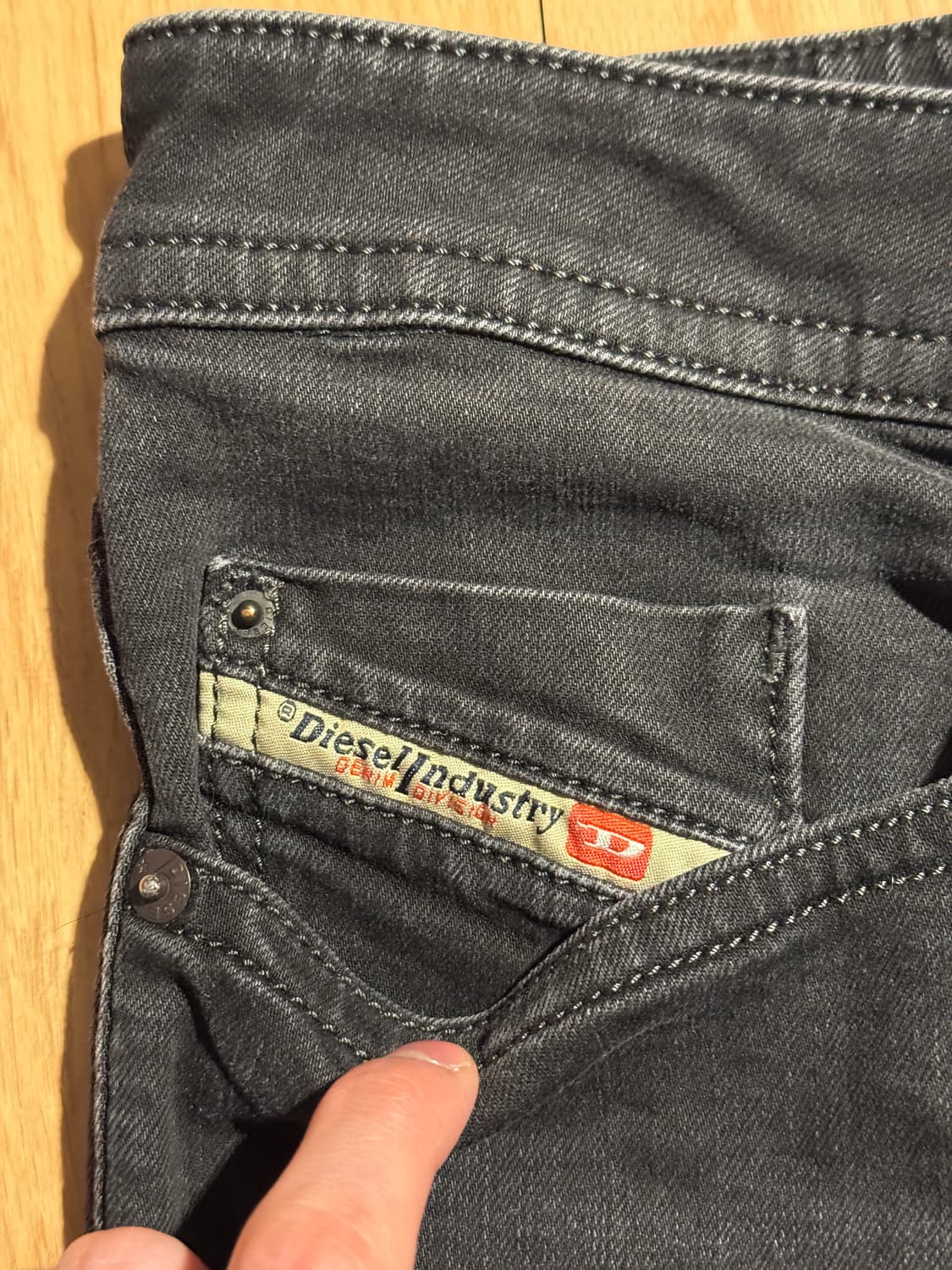 디젤 인더스트리 슬림핏 흑청 데님 상품이미지3