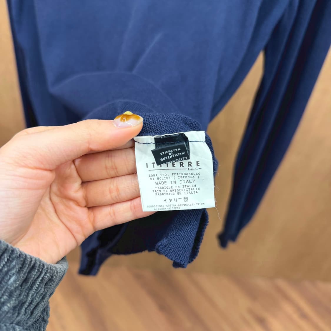 베르사체 라운드넥 코튼 니트 로고 자수 디테일 레귤러핏 네이비 상품이미지8