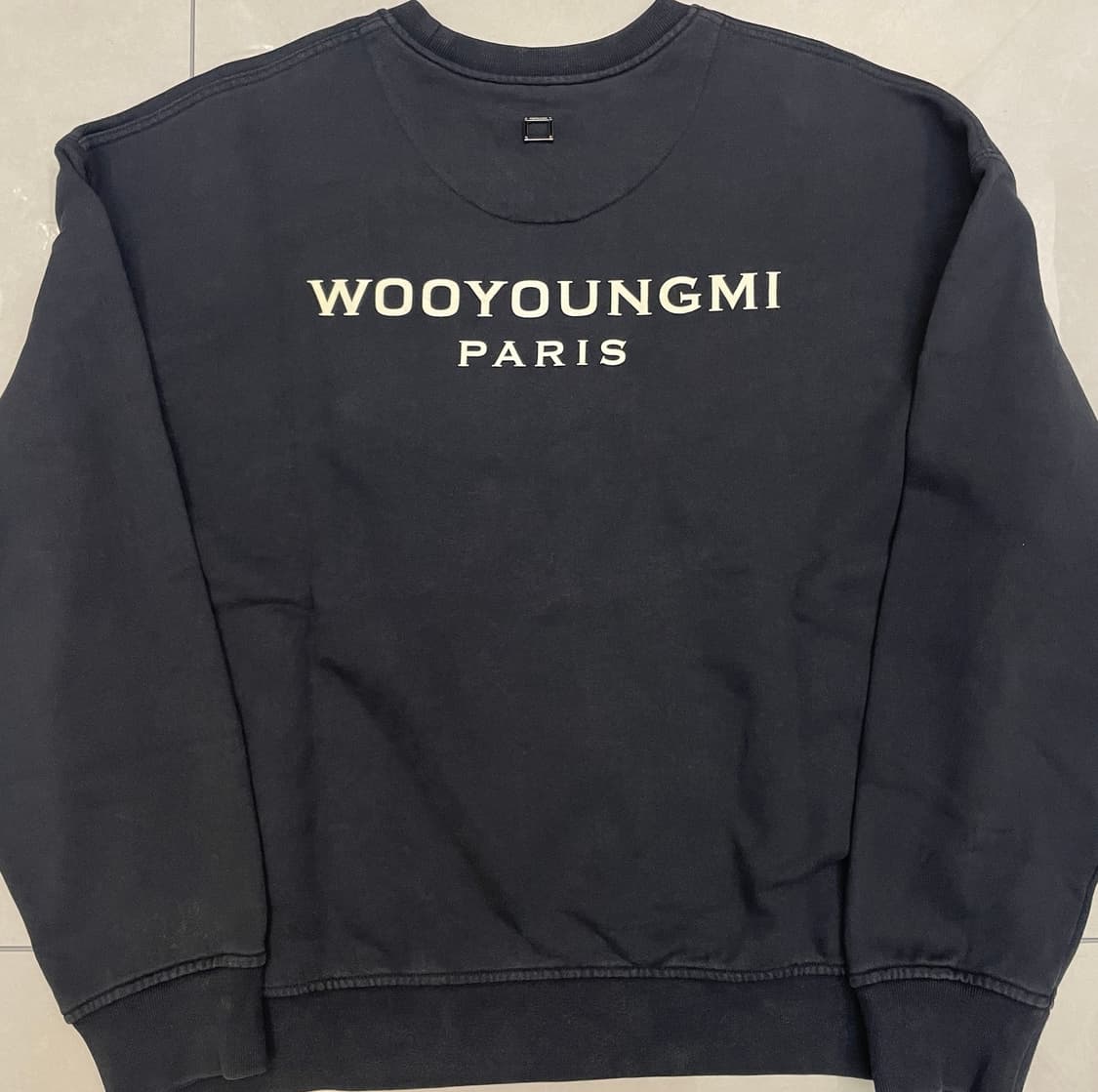 우영미 백로고 스웻셔츠 맨투맨 네이비 22SS 상품이미지1
